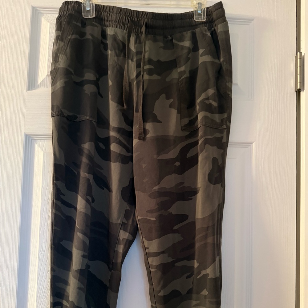 Splendid Camo Cuffed Joggers XL